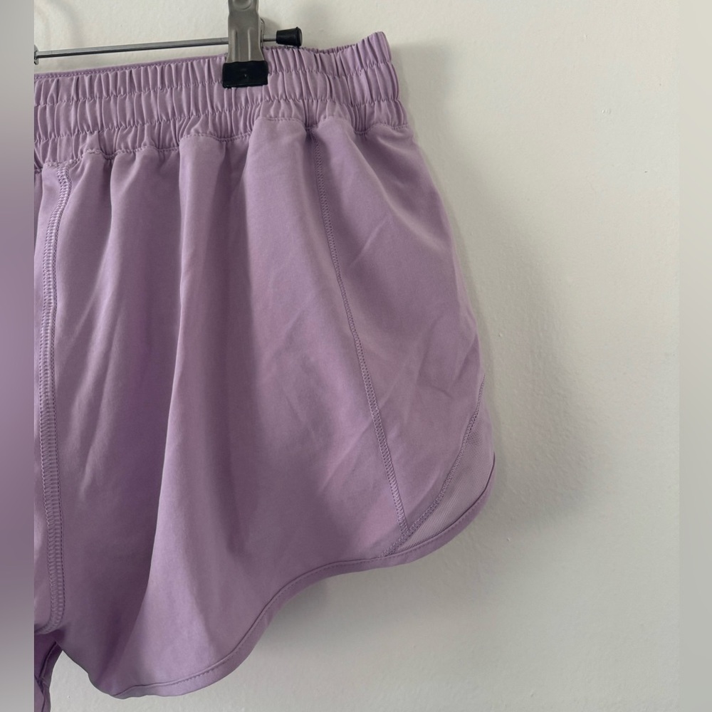 NWT Lululemon Hotty Hot Short II 2.5" in Lilac Quartz - Picture 9 of 10